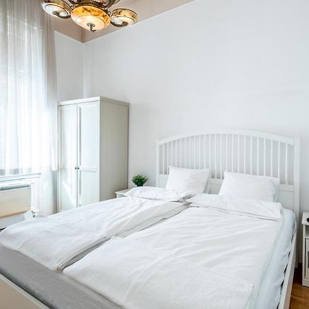 Huge Apartment In The City Center Будапеща Екстериор снимка