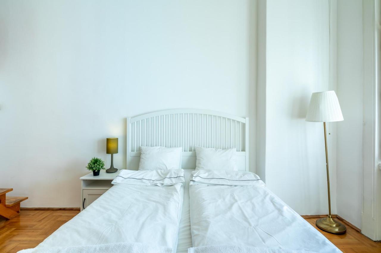 Huge Apartment In The City Center Будапеща Екстериор снимка