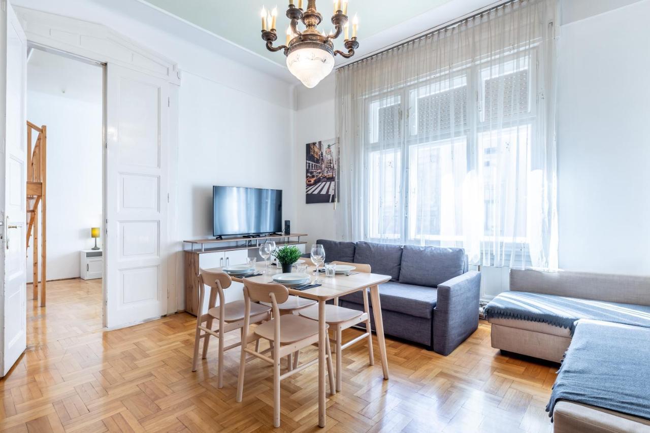 Huge Apartment In The City Center Будапеща Екстериор снимка