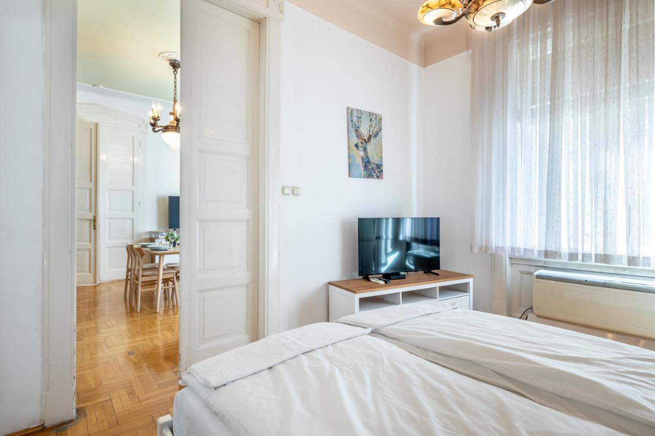 Huge Apartment In The City Center Будапеща Екстериор снимка