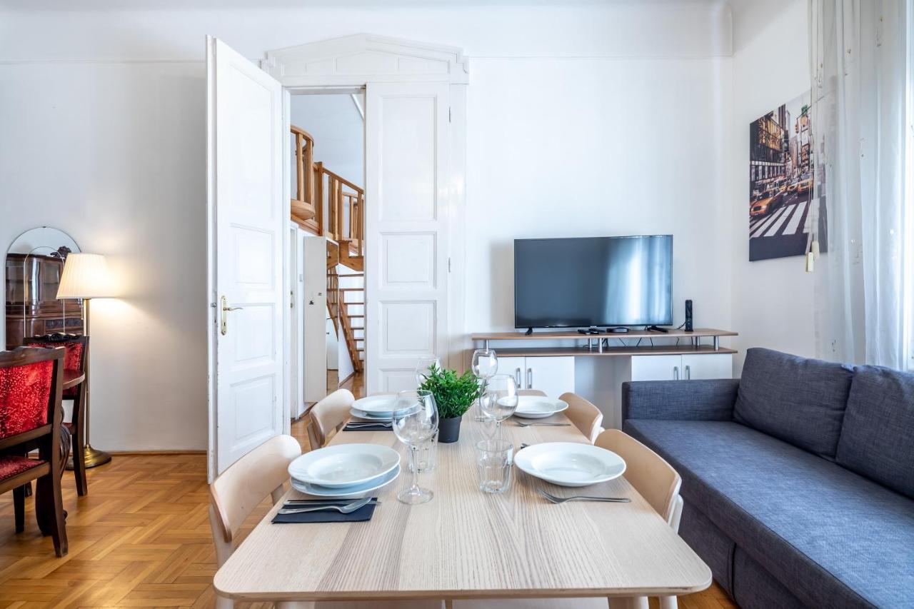 Huge Apartment In The City Center Будапеща Екстериор снимка