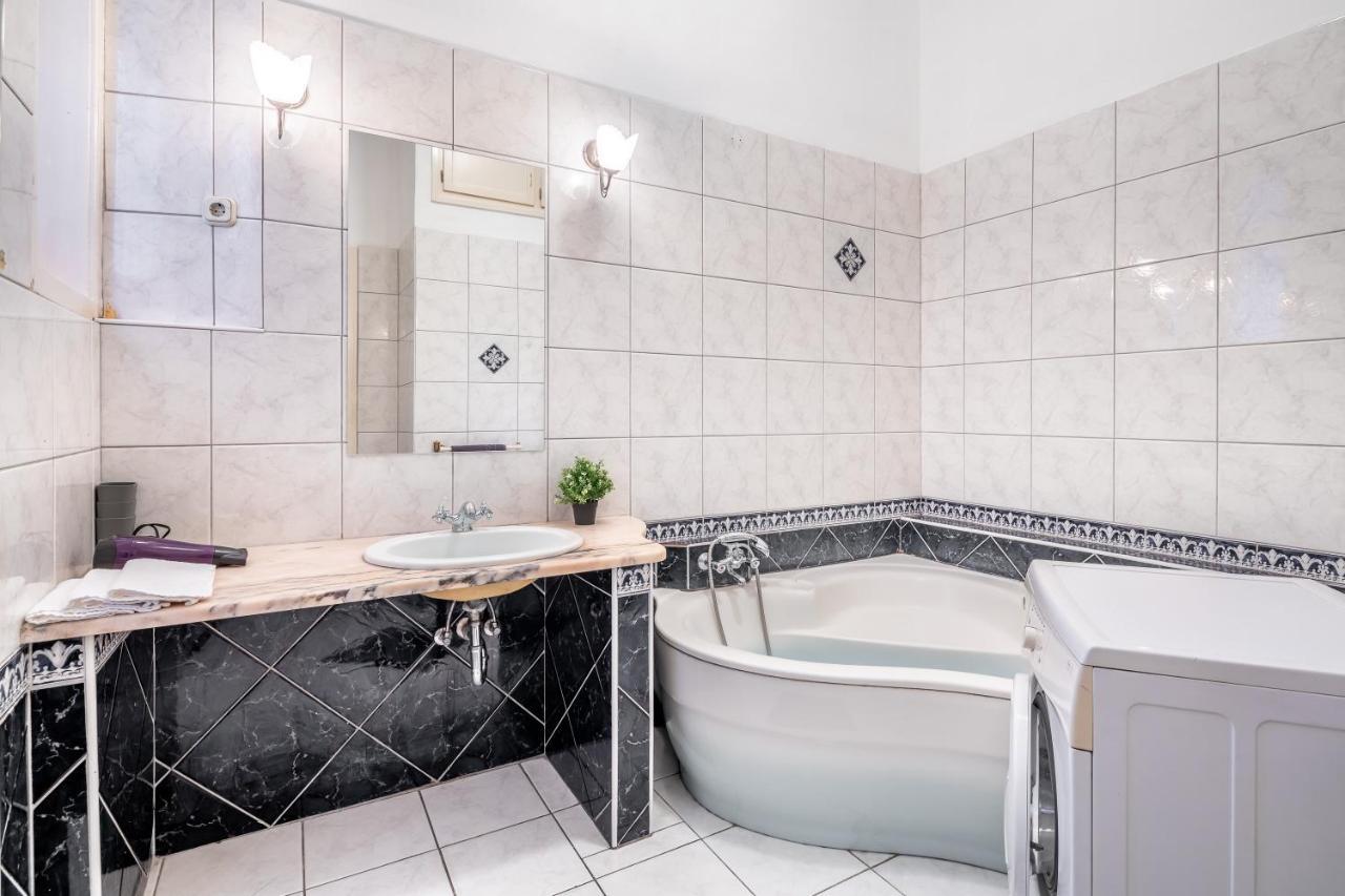 Huge Apartment In The City Center Будапеща Екстериор снимка